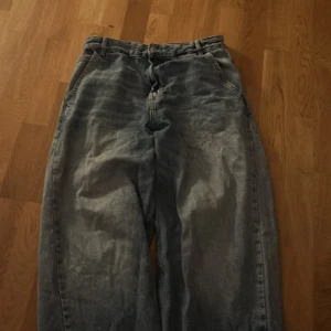 big baggy jeans  - Väldigt baggy jeans from bershka, lite sönder och har hål längst ner på byxorna :( 
