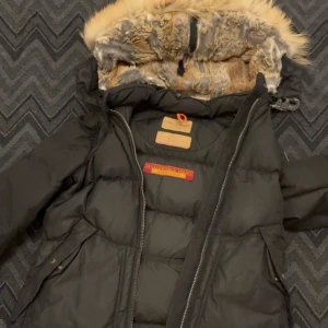 Parajumper jacka - Jackan har jag haft i nästan 5 år men den är i jätte jättebra kondition med inga skador, den är helt Äkta. Men dock är den lite sliten men ser fortfarande bra ut säljer för 800 vill bara bli av med den om du vill ha mer information eller bilder så är det bara att höra av sig💕