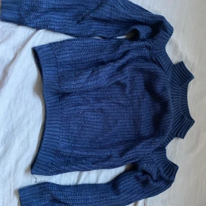 Stickad tröja - Blå stickad crop top-isch tröja som passar perfekt med ett par jeans! Dessutom är det en öppning ovanpå axeln🤩✨