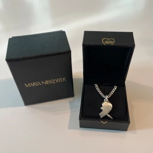 Maria Nilsdotter halsband  - You and me necklace från Maria Nilsdotter i silver, längd 45 cm. Superfint skick, box medföljer 💖