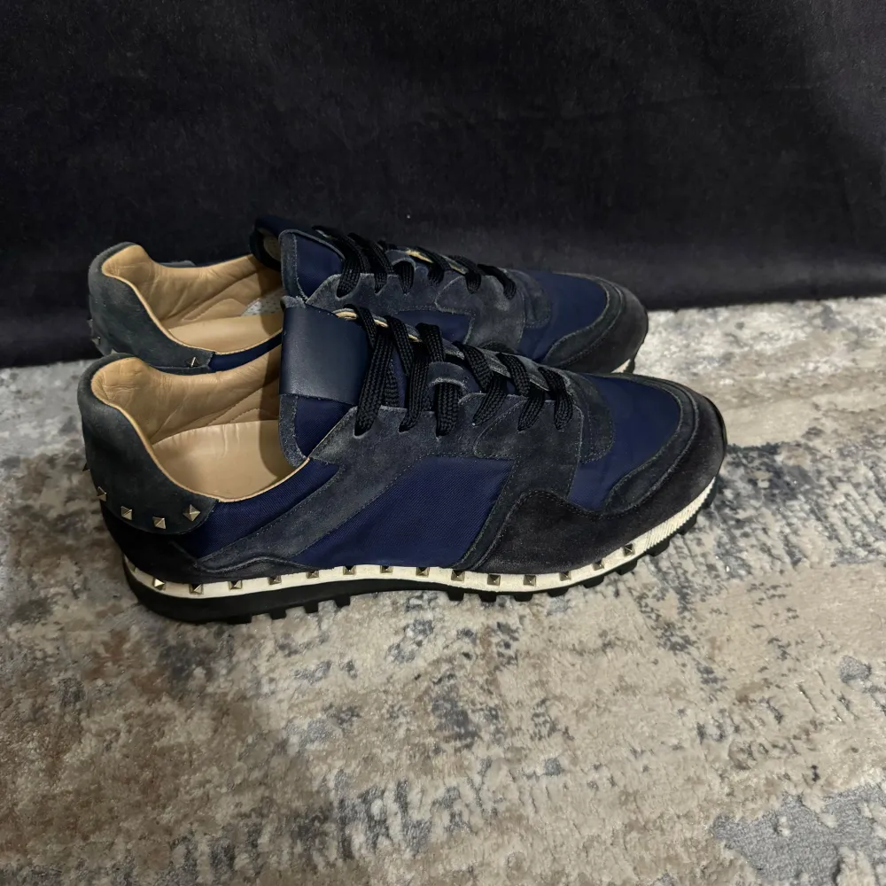 | Valentino rockrunner | Nypris: ca 7000kr | Storlek: 43 (passar normalt) | Skick: Använt, inga hål eller större skador | Medföljer: inget | Finns att köpa här på plick och på våran hemsida!. Skor.