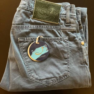 Jacob cohën style 622 comfort - 🟦 säljer dessa extremt feta jacob cohën style 622 comfort. Extremt feta och sköna byxor till sommaren! Skick: 9/10. Priset är inte hugget i sten. Hör gärna av er vid frågor eller för fler bilder! 🟦