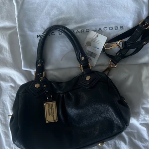 Marc Jacobs väska  - Marc Jacobs classic q baby groove Svart Värdens bästa väska som passar till allt och är i perfekt storlek💕 Alla tillbehör medföljer och äkthetsbevis. Den är i super skick, inget att anmärka på 3500kr