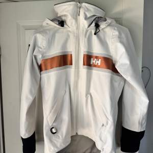 Helly Hansen jacka i dammodell. Bra skick och perfekt nu i höst. Båt jacka egentligen så tål vatten bra. Storlek XS, pris 950kr kan diskuteras vid snabb affär!