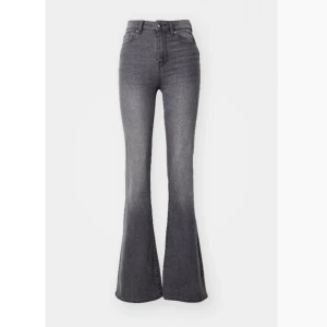 Gråa bootcutjeans - Helt nya Jeans. Fick inte hem den storleken jag beställde tyvärr. Köpta för 359kr. 