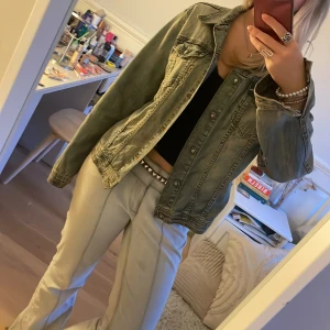 Jeansjacka - Jättefin jeansjacka från petroff. Storlek 44 men sitter så på mig som brukar ha 36-38. Jättebra till hösten. 💗💗