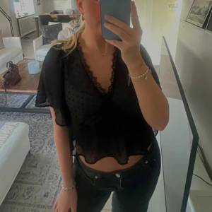 Volangtopp från Zara - Toppen är använd få gånger, den sitter så fint på kroppen och är perfekt som en lite festligare topp! Jätte fin i skicket.