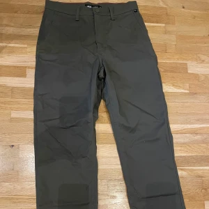 Vans jeans - Säljer mina vans jeans för att dom inte passar längre. Midja 41cm, innerben 79cm, fot öppning 22cm. Skriv om du vill ha fler bilder eller om du har några frågor. Pris kan diskuteras👍🏻