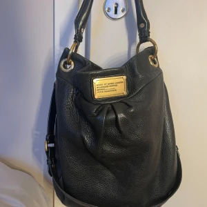 Marc Jacobs väska - Jätte fin Marc Jacobs väska som jag har fått av min mamma 💓 bra skick och inga fläckar inuti eller så, ett långt och ett kort band. Fråga om frågor!