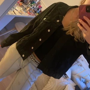 Jeansjacka - Superfin svart jeansjacka. Knappt använd. Passar jättebra till hösten. Storlek L men passar bra på mig som brukar ha S. 💗