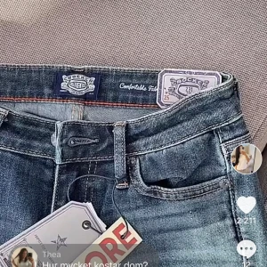 Blå bootcut jeans från crocker - Snygga blå bootcut jeans från crocker i en bekväm passform. De har en klassisk femficksdesign och är perfekta för både vardag och fest. Jeansen har en låg midja och är tillverkade i ett stretchigt material för extra komfort.