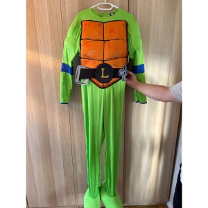 Utklädnad - Säljer denna jättebra Teenage Mutant Ninja Turtles dräkten som endast är använd en gång! Skalet där bak, knäskydd, skärp och ögonbindel medföljer! Är unisex i storlek M💙