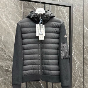 Svart och olivgrön jacka från Moncler - Moncler Cardigan för en billig pris eftersom den är använd! Den är eftertraktad så passa på!