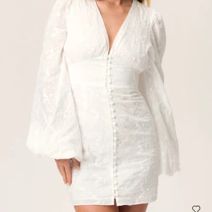 Adoore klänning - Super fin klänning från Adoore i storlek 38! Passar perfekt till studenten, endast använd vid ett tillfälle så som ny 💕helt slutsåld på hemsidan