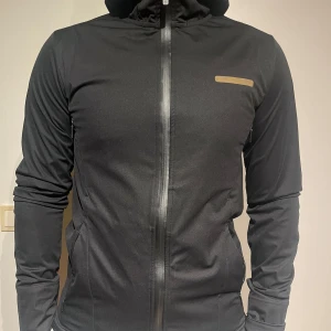 A-Z Vårjacka - Säljs för blivit för liten. Stor i storleken för att vara XS. A-Z Zlatans klädföretag