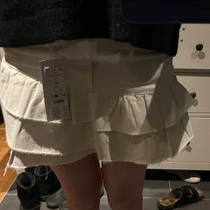 Kjol - Nu säljer jag detta jätte populära volang jeanskjol från Gina tricot  🙌🏼 Kjolen är helt slutsåld på Gina tricots hemsida💕 Jag säljer då den aldrig kom till andvänding☺️ Kjolen är helt ny med prislapp på😁 (Två första bilderna är mina och dom två sista är från Gina tricots hemsida💖) Vid frågor eller prisförslag skriv gärna 💗