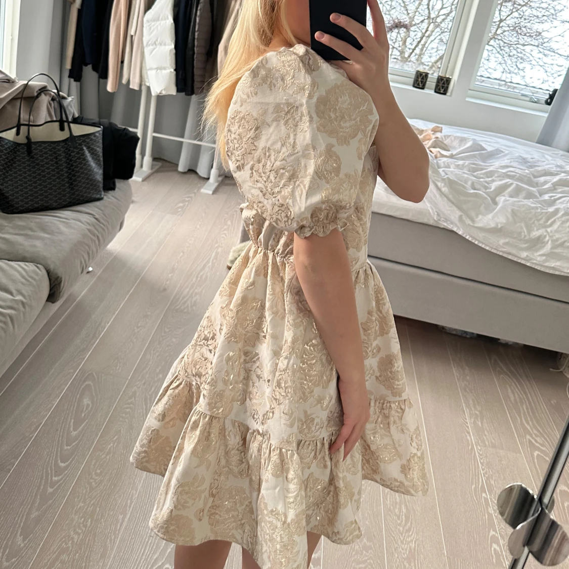 Beige klänning med puffärmar - 91