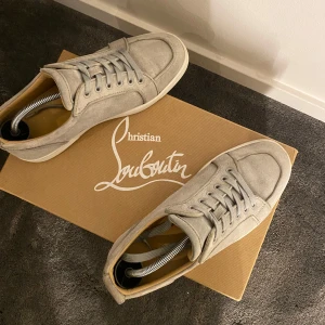  Christian Louboutin skor - Intressekoll, Tja säljer nu dessa Christian louboutin skorna i mocka med den klassiska röda sula. Modelle på skorna är Rantulow! Skorna är i en rätt rare cw pale blue/grey! Storleken är uk 6/Eu40! Box medföljer vid köp! Skorna är i fint skick! Skriv vid frågor eller bilder! Vid snabbaffär=bättre pris! 