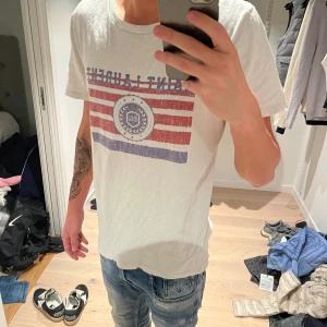Saint Laurent T-shirt  - Saint Laurent T-shirt med unikt tryck, givetvis äkta. Storlek S skulle säga att en passar M, jag är 187 och väger ca 65kg. 1,000kr