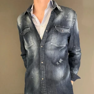 Dondup skjorta - Säljer nu denna limiterade Dondup skjortan som inte går att köpa längre. Knappt använd är som ny! Hör av dig vid frågor.