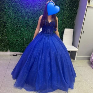 Blå balklänning /quinceñera kläning - Säljer min quinceñera kläning som andvänds en gång , med en jätte fin glittrig korsett med glitter detaljer runt hela Kläningen. Den är köpt i en butik för quinceñera Kläningar i Spanien.kommer hela sättet och pris kan diskuteras💙 