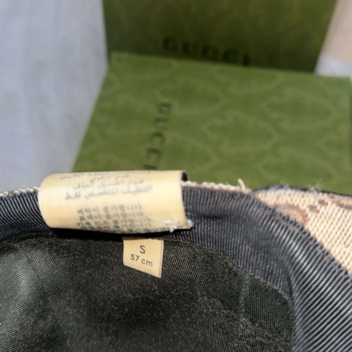 Beige keps från Gucci box samt påse medkommer 