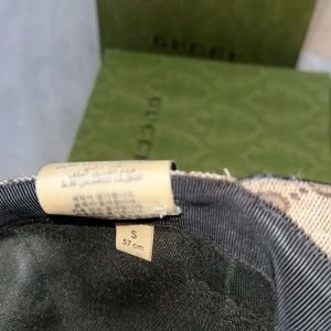 Beige keps från Gucci box samt påse medkommer  - Snygg beige Gucci keps äkta köpt från Gucci butik i Stocholm skick 9/10.