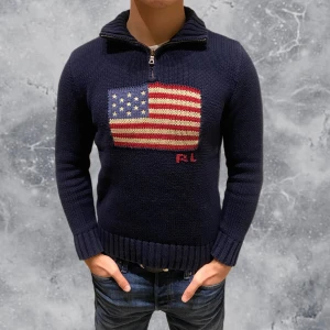 Ralph Lauren Quarterzip blå USA Flag🇺🇸 - •Ralph Lauren Quarterzip blå USA Flag🇺🇸. Skick: 8/10, inga skador! Storlek: 14/16 yrs ungdom = XS. Modell: 173 cm, 63 kg. Sitter bra på modell på bild! Authentic: ✅. Hör av dig vid frågor eller funderingar, mvh Hessler’s;)