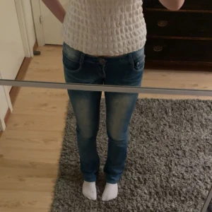 Lågmidjade vintage jeans - Snygga blå jeans från Reonseventy med skitcoola broderade fickor bak. Det står att storleken är 38 men jag skulle mer säga att det är runt 34,36. De är väldigt lågmidjade och sitter bra🤩