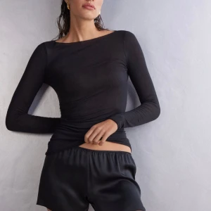 Intimissimi kaschmir topp - Supersnygg. Båtringning och lätt genomskinlig. På nåt ställe har tyget gått upp lite, ska ta bild på det med! Strl S, lappen med material och tvättanvisningar har jag klippt bort då den skavde. 