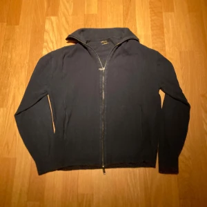 Mörkblå kofta med dragkedja - Snygg mörkblå kofta med dragkedja framtill från Massomi Dutti. Enkel och stilren design som passar till det mesta.