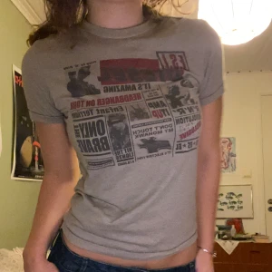 Diesel T-shirt  - T-shirt med tryck från diesel, köpt second hand. Grå/beige i färgen med snygga svarta sömmar och coolt tryck‼️står L på lappen men mer M. Inte direkt nyskick men inga större defekter som märks i helheten💫