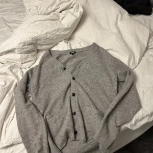 Uniqlo kofta  - Skön kofta från uniqlo storlek S passar M!