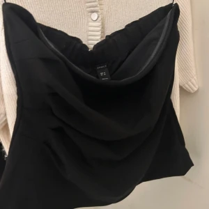 Svart tubtopp/bandeautopp från Lindex  - Snygg svart tubtopp/bandeautopp från Lindex i en elegant och stilren design. Perfekt för en kväll ute eller en stilfull vardag. Toppen har en smickrande passform och är tillverkad i ett mjukt material. Bara provat på och i storlek M💗NY UTAN PRISLAPP