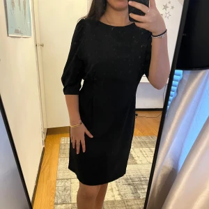 Svart klänning med trekvartsärm - Elegant svart klänning med trekvartsärm och en smickrande passform. Aldrig använd.