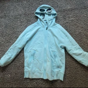 C.P Company hoodie - C.P Company hoodie, nyskick. Nypris på hoodien 3499:- vid mitt köp, säljer hoodien för 3000:-