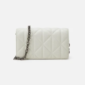 Vit quiltad axelväska med kedja - Snygg vit axelväska med quiltat mönster och en stilren kedja som axelrem. Perfekt för att ge en elegant touch till din outfit. OBS! kedjan är guld och ej svart❤️