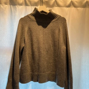 Stickad polotröja - Perfekta stickade polotröjan!💕 Nyskick och säljer då jag har för många liknande☺️Använd gärna köp nu så försöker jag posta samma dag!