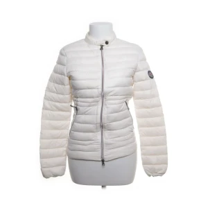 Vit pufferjacka med dragkedja - Snygg vit puffjacka!💗Jackan har en figurnära passform.  Inga defekter förutom att den har någon enstaka fläck vid kragen och att dragkedjan kan krångla lite! Skriv gärna om du har några frågor💞