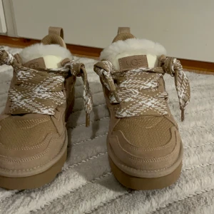 Beige sneakers från UGG - Säljer ett par snygga beige sneakers från UGG. Säljer på grund av att jag köpte en för liten storlek. 