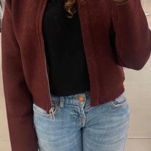 Vinröd jacka från Zara - Super söt vinröd jacka från Zara med dragkedja framtill. Jätte fint med vinrött också!