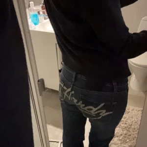  sjukaste ed Hardy jeans  - snyggaste ed Hardy jeansen, de är lågmidjade o bootcut. jag är 178 cm o de passar mig perfekt i längden 