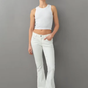 Vit croppad linnetopp - Säljer mina vita jeans från Gina tricot då dem inte kommer till andvändning har bara ändvänt 1 gång så dem är som ny!😍