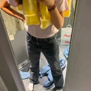 Grå jeans från ARKET - Snygga grå jeans med medellåg midja och fransade kanter. Köpta för två år sedan och nästan aldrig använda! PRIS KAN DISKUTERAS