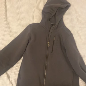 sail racing hoddie   - Säljer en sail racing hoddie för 650 kr, så pris kan diskuteras så skriv på privat om hur mycket ni vill köpa för den.