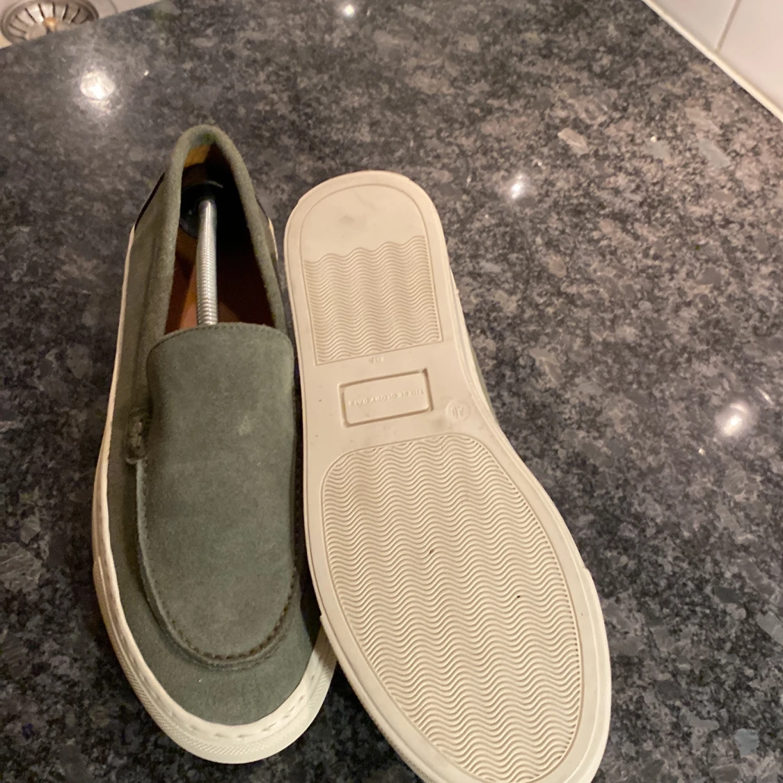 Olivgröna loafers från These Glory Days - 93