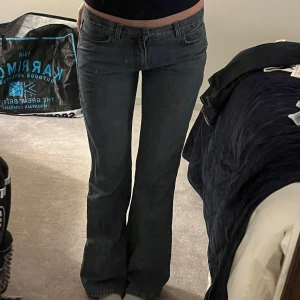 Blå bootcut jeans - Snygga blå bootcut jeans med låg midja. 