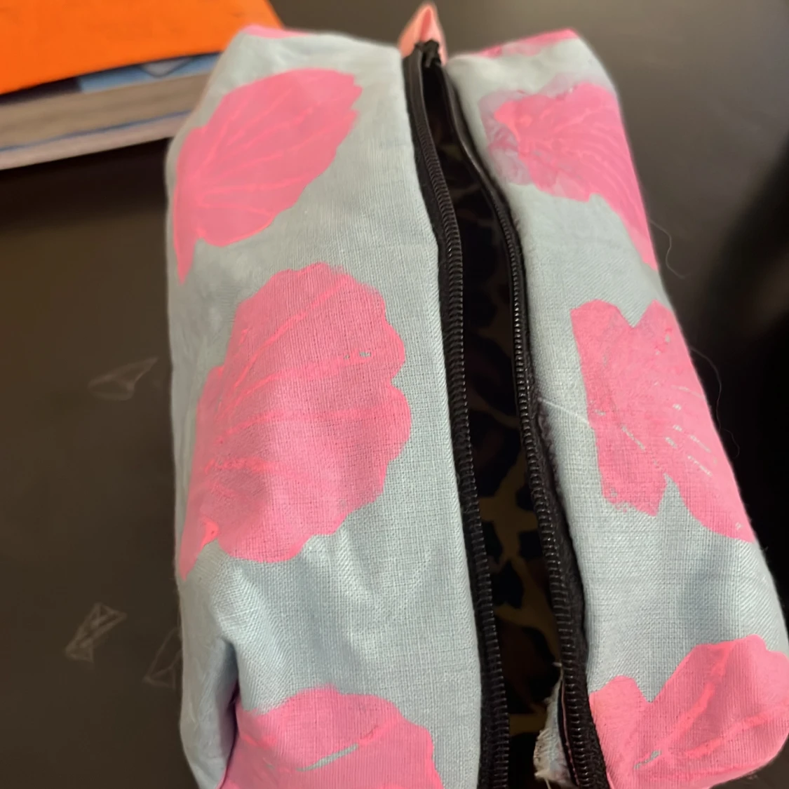 Jätte vacker necessär med leopardmönster inuti och rosa/blått snäckmönster utanpå😻😻(en Äkta Persåd!!))!!) - 90