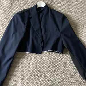 Bomber/ kritstrecksrandig croppad kavaj - Snygg bomber/ kritstrecksrandig croppad kavaj. Aldrig använd 