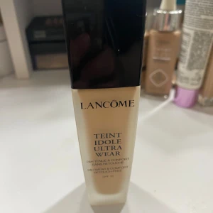 Foundation från Lancôme - Lancôme Teint Idole Ultra Wear foundation i nyans 024. Denna flytande foundation ger en jämn och hållbar täckning med en naturlig finish. Pumpen fungerar ej. Använts 2-3 ggr.  Nypris: 500kr